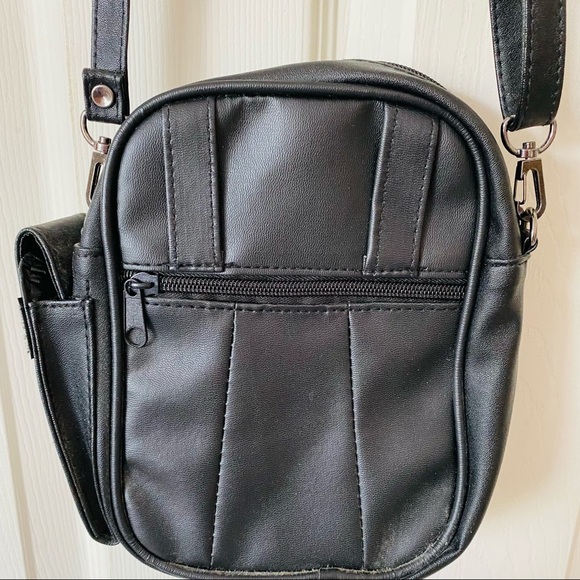 NWOT Leather Crossbody.. Back is vegan leather. Front is Leather. ADORABLE - Picture 2 of 12